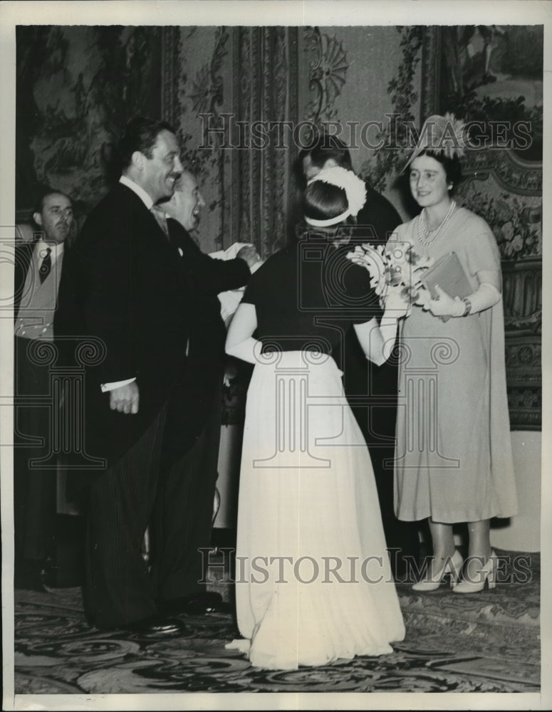 Load image into Gallery viewer, 1939 Press Photo New York Queen Elizabeth visited Perylon Hall NYC - neny08689
