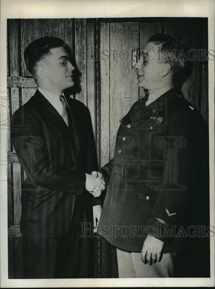 1942 Press Photo New York Colonel Wells Congratulates His Son Hamilton NYC