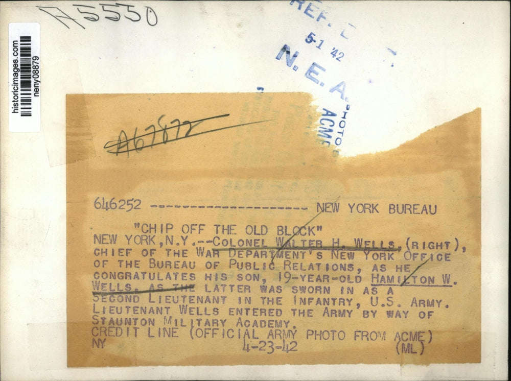 1942 Press Photo New York Colonel Wells Congratulates His Son Hamilton NYC