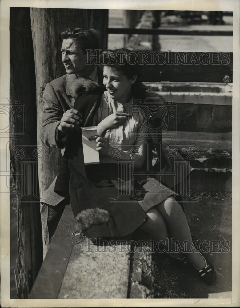 1942 Press Photo New York Young couple enjoys Spring in Battery Park NYC