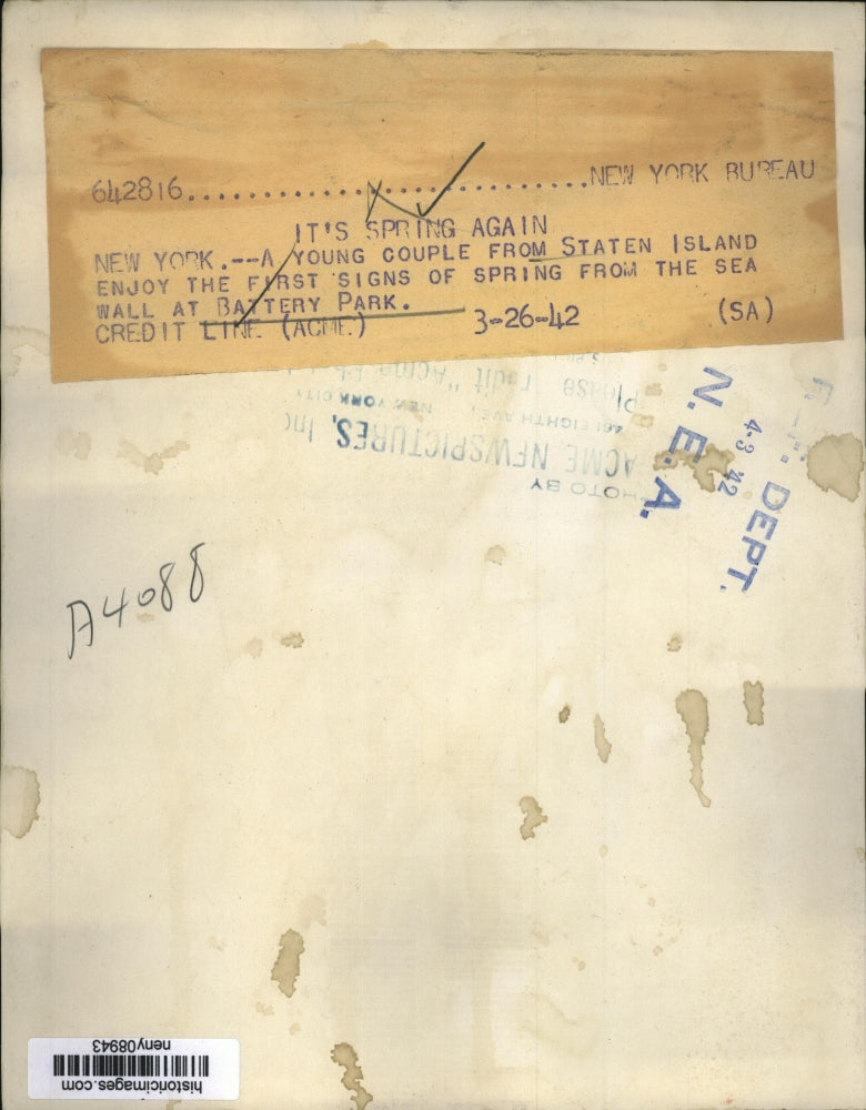 1942 Press Photo New York Young couple enjoys Spring in Battery Park NYC