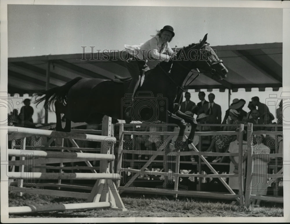 1938 Press Photo New York Peggy Kliptein on Tallow North Shore Horse Show NYC- Historic Images