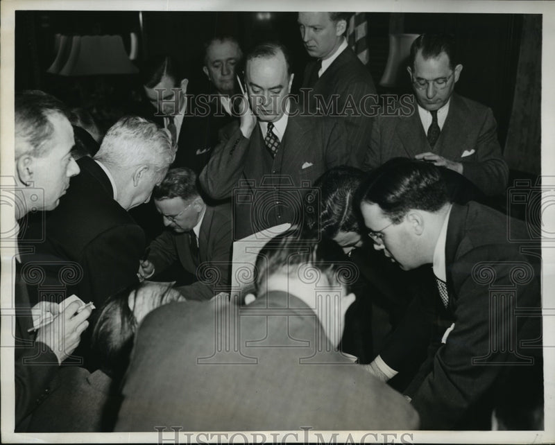 Load image into Gallery viewer, 1944 Press Photo New York Leslie O'Connor Talks at Baseball Parplay at Hotel NYC

