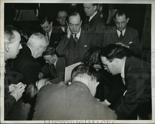 1944 Press Photo New York Leslie O'Connor Talks at Baseball Parplay at Hotel NYC