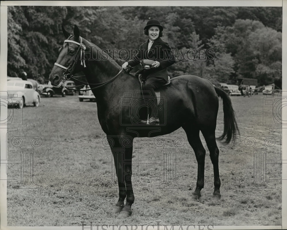 1938 Press Photo New York Jane Renwick St,John at Tuxedo park Horse Show NYC- Historic Images