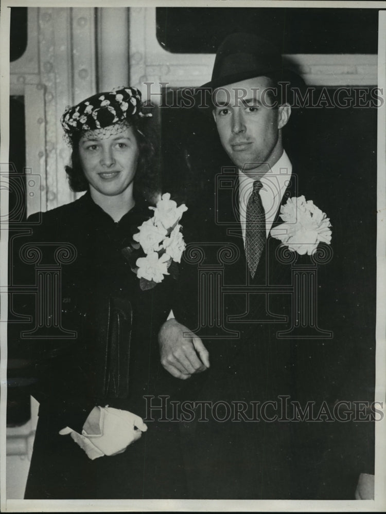 Load image into Gallery viewer, 1938 Press Photo New York Mr &amp; Mrs Stirling S Adams wed in NYC - neny10106
