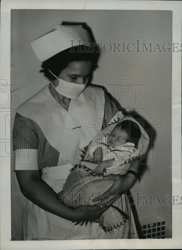 Load image into Gallery viewer, 1938 Press Photo New York Two-week-old Baby left on Doorstep at Brooklyn NYC
