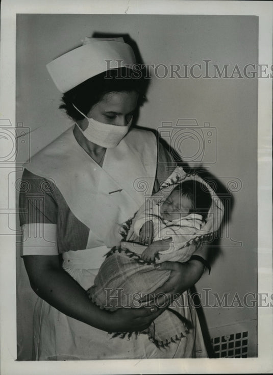 1938 Press Photo New York Two-week-old Baby left on Doorstep at Brooklyn NYC