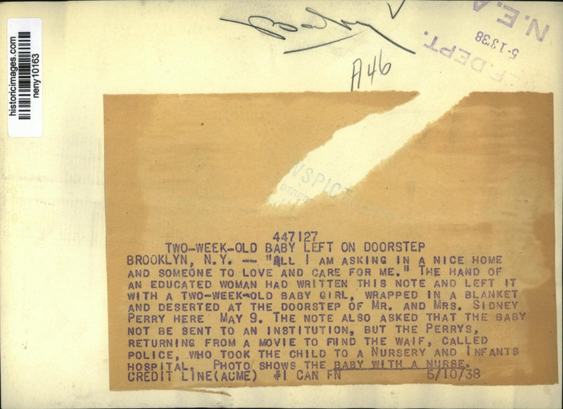 Load image into Gallery viewer, 1938 Press Photo New York Two-week-old Baby left on Doorstep at Brooklyn NYC
