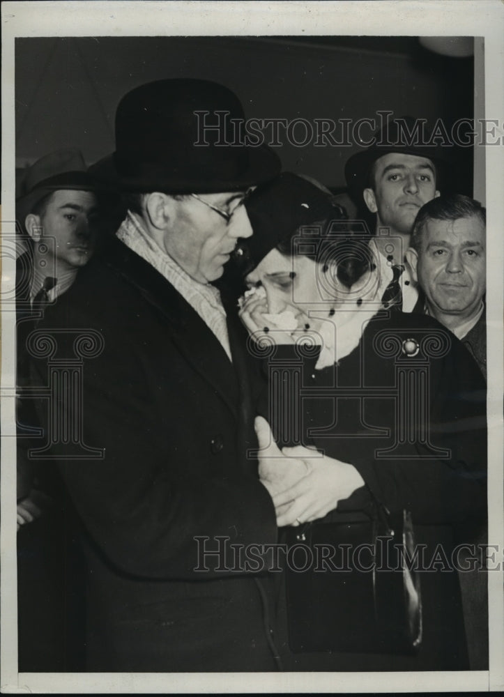 1938 Press Photo New York Patrick Boland comforts wife Josephine NYC - neny10231