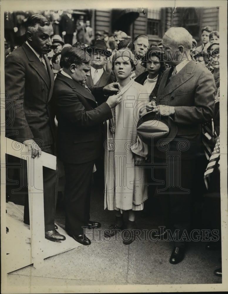 1936 Press Photo New York Mayor LaGuardia presented Best Essay Medal NYC- Historic Images