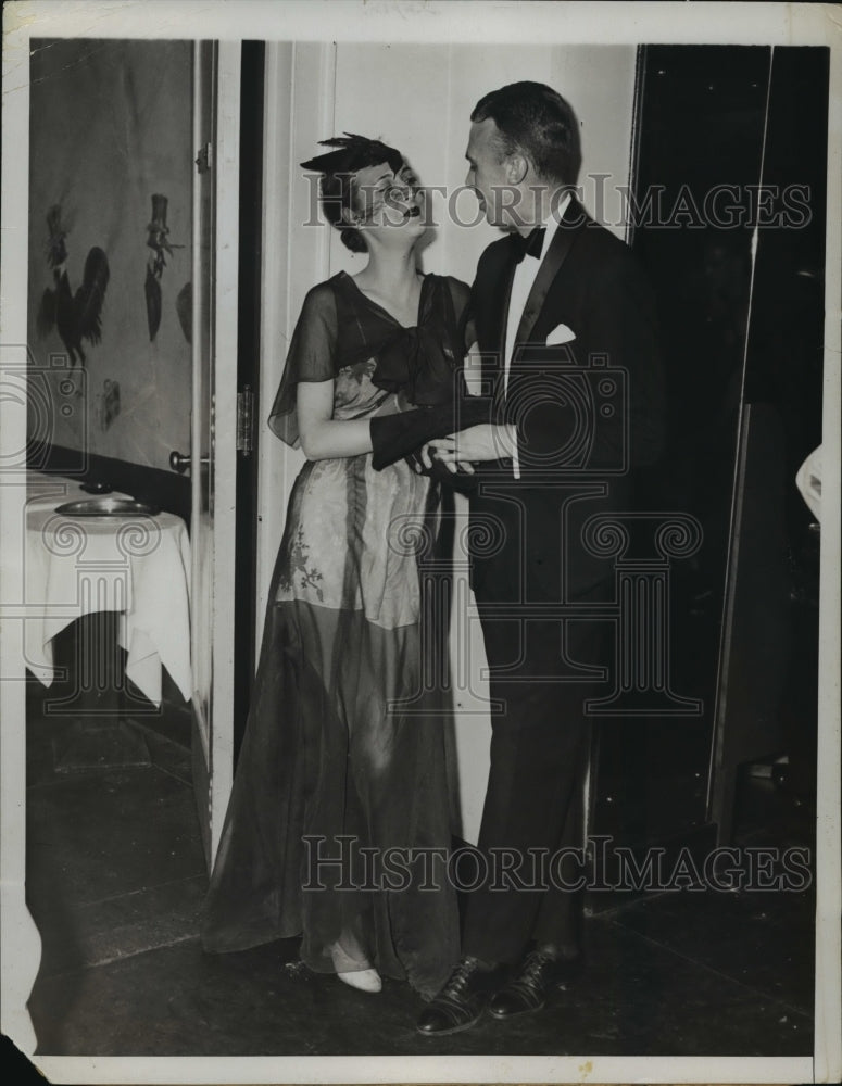 1935 Press Photo Paula Campbell, John Rogers enjoy &quot;Dream Ball&quot; at Le Coq Rouge- Historic Images