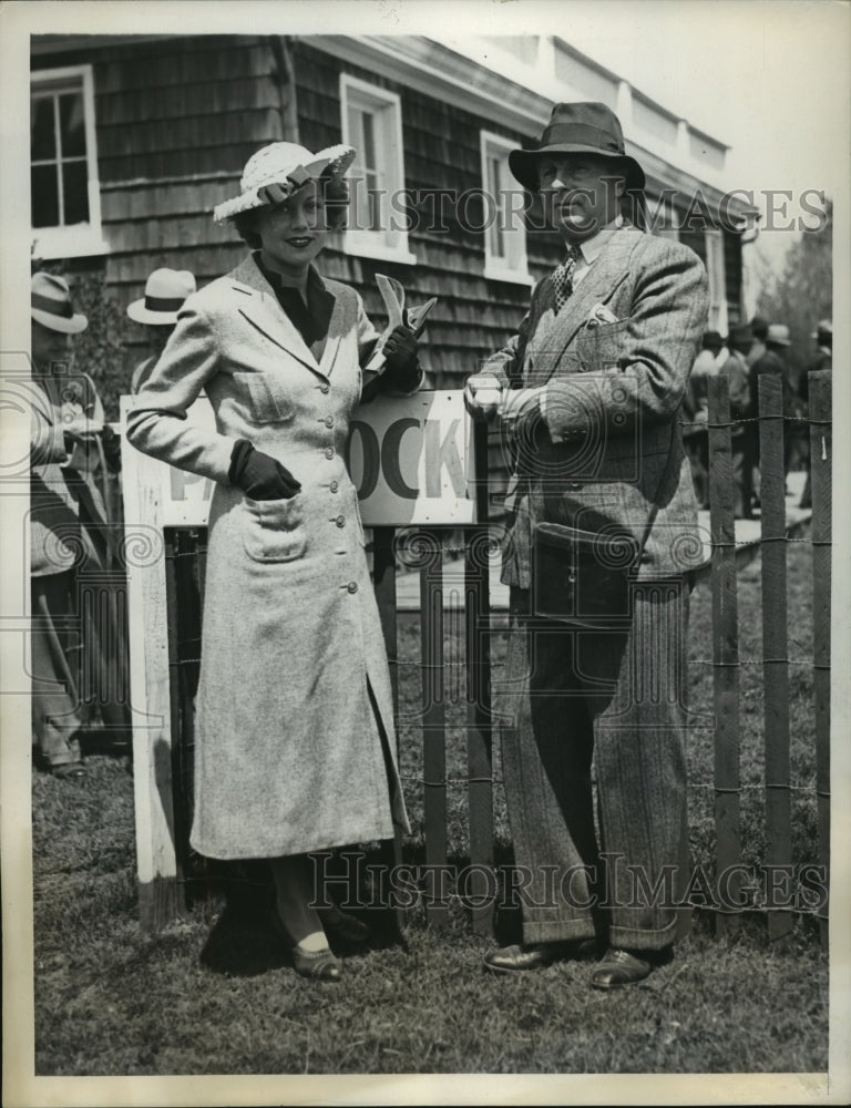 1935 Press Photo New York Mr & Mrs Al Davis Attend Rockaway Steeplechase NYC