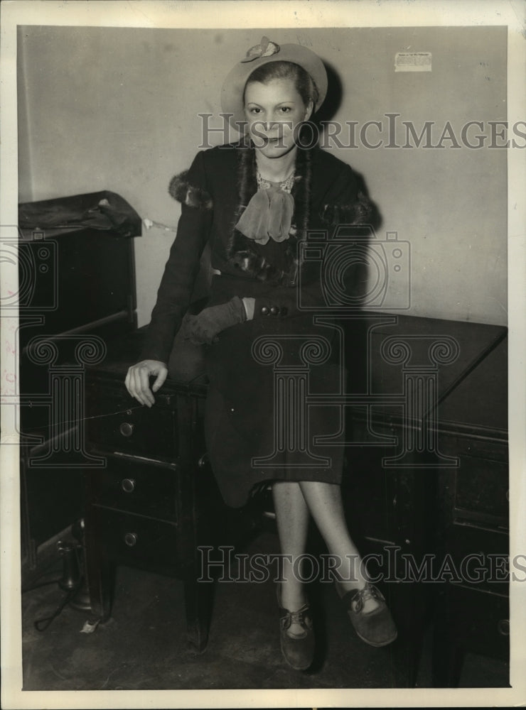 1935 Press Photo New York Colette Francois at $100,000 cout=rt battle in NYC