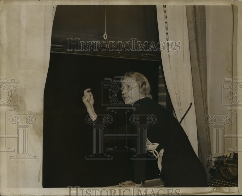 1936 Press Photo New York Girl who aided in saving life of man on ledge NYC