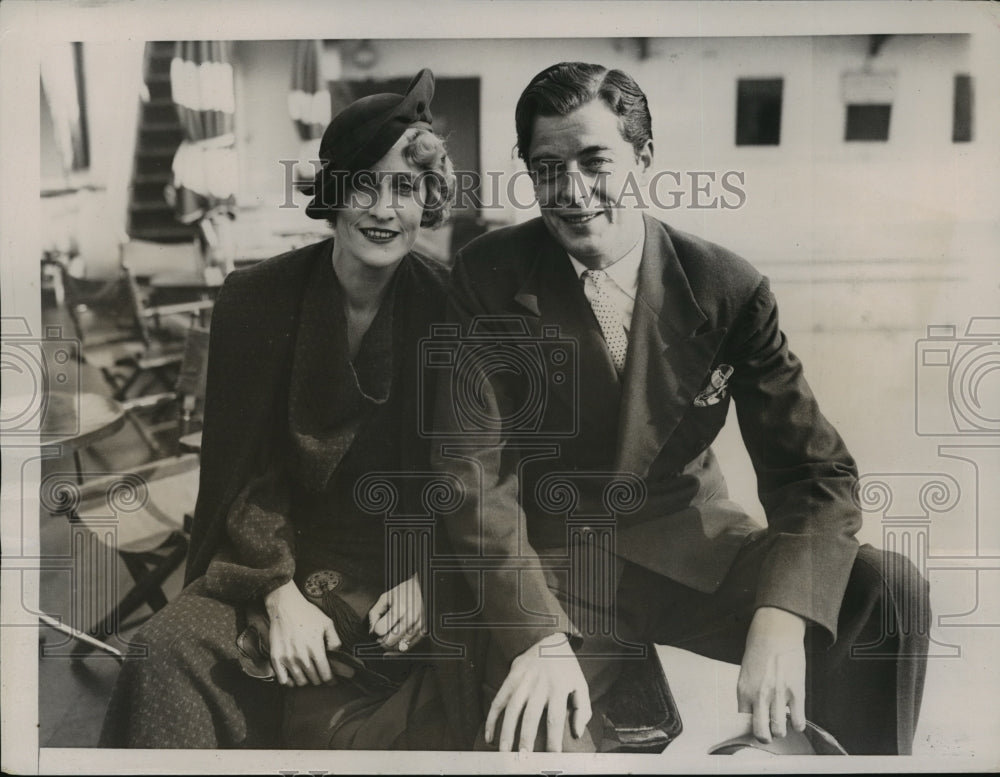 1935 Press Photo New York John Warburton & Wife Arrive on S.S. Santa Rosa NYC