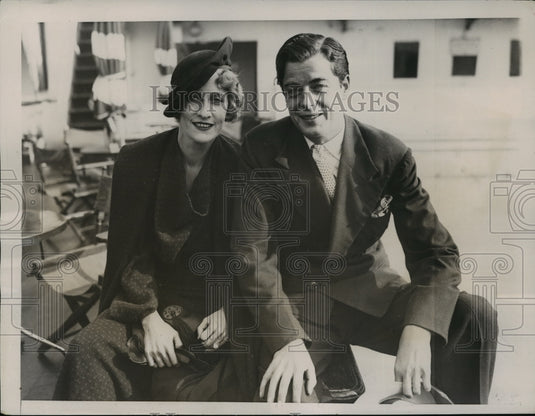 1935 Press Photo New York John Warburton & Wife Arrive on S.S. Santa Rosa NYC