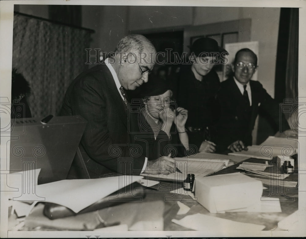 1935 Press Photo New York Givernor Herbert Lehman and wife at voting NYC
