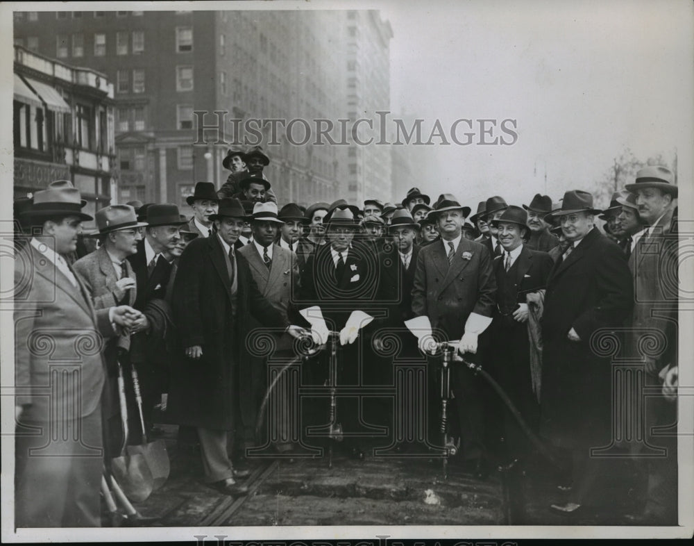 1935 Press Photo New York Acting Mayor BS Deutsch takes up trolly tracks in NYC
