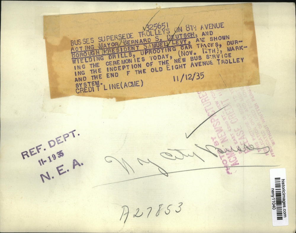 1935 Press Photo New York Acting Mayor BS Deutsch takes up trolly tracks in NYC