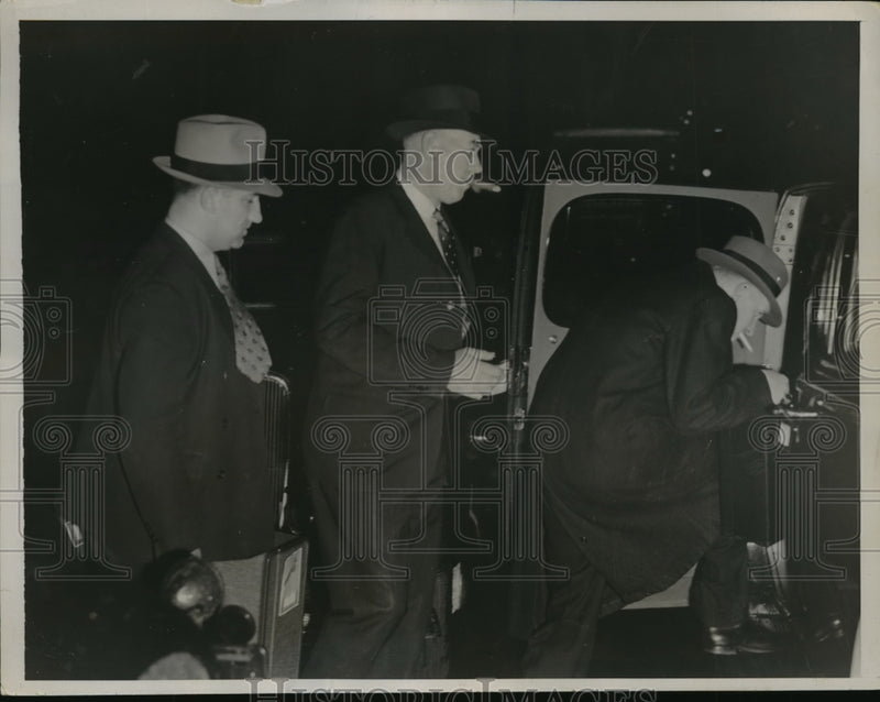 Load image into Gallery viewer, 1936 Press Photo New York HR Ekins arrives at New York World Telegram NYC

