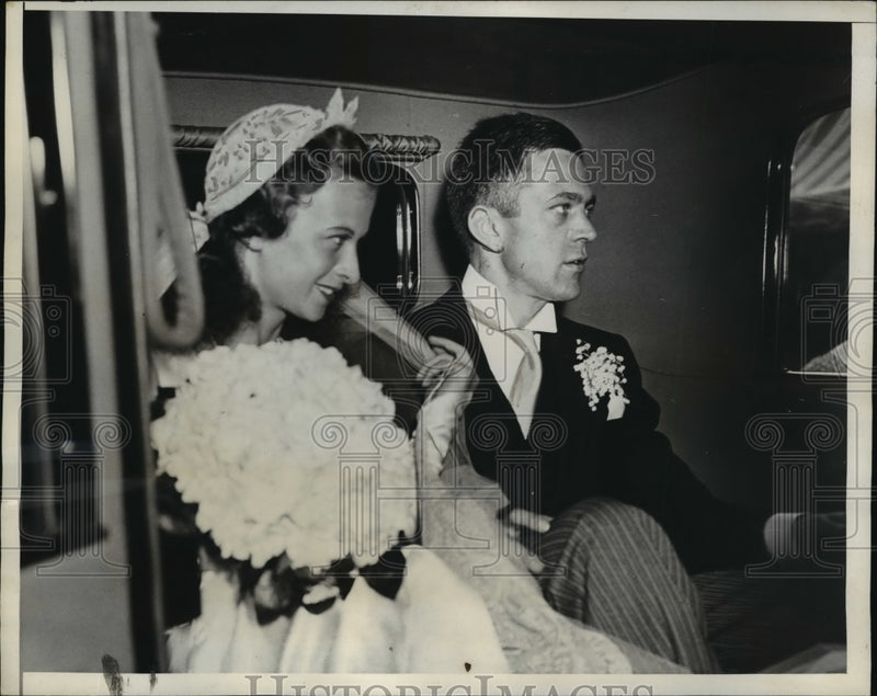 Load image into Gallery viewer, 1935 Press Photo New York Theodore Price Jr &amp; bride Nancy Heckscher in NYC
