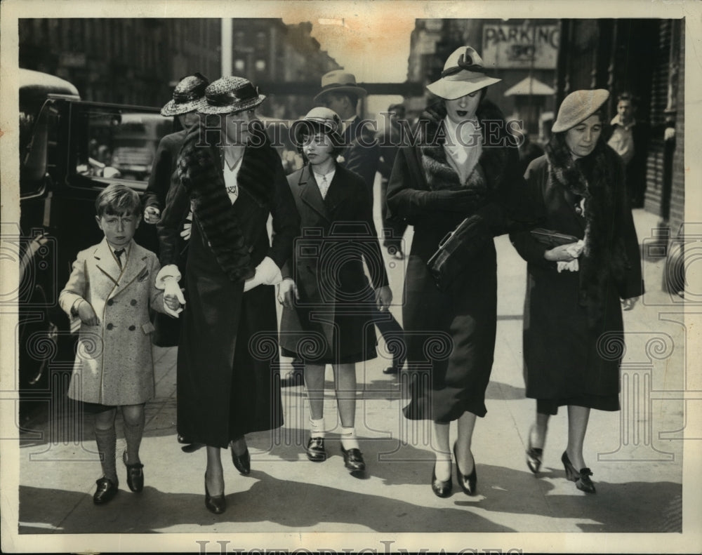 1935 Press Photo New York Mrs Reginald Vanderbilt & others in NYC - neny11291