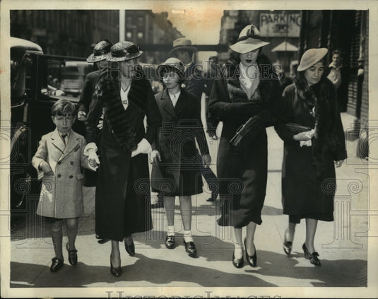 1935 Press Photo New York Mrs Reginald Vanderbilt & others in NYC - neny11291