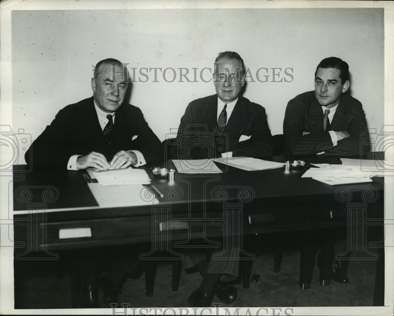 Load image into Gallery viewer, 1935 Press Photo New York State Racing Commission Meeting NYC - neny11324
