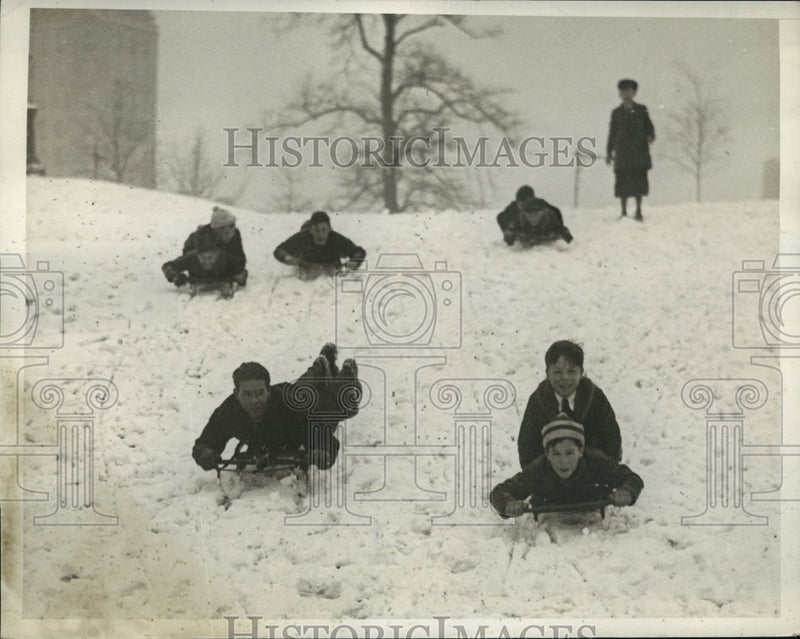 Load image into Gallery viewer, 1935 Press Photo New York kids sledding in snow in Central Park in NYC
