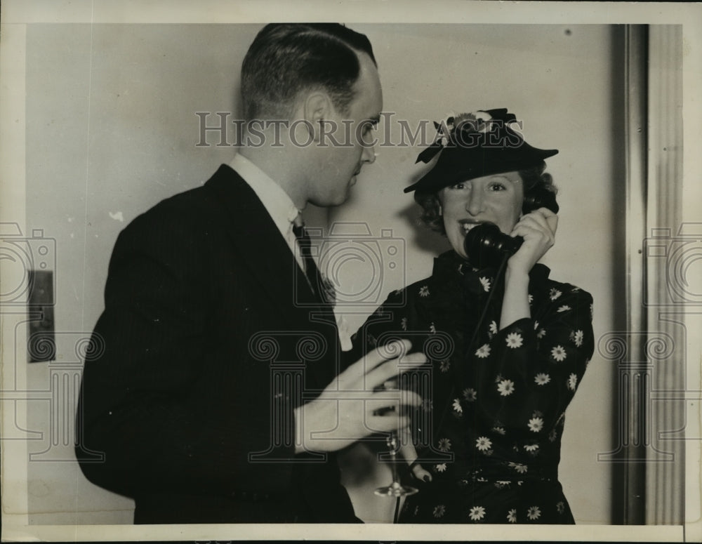 1936 Press Photo New York Cameraman in a telephone booth NYC - neny11393
