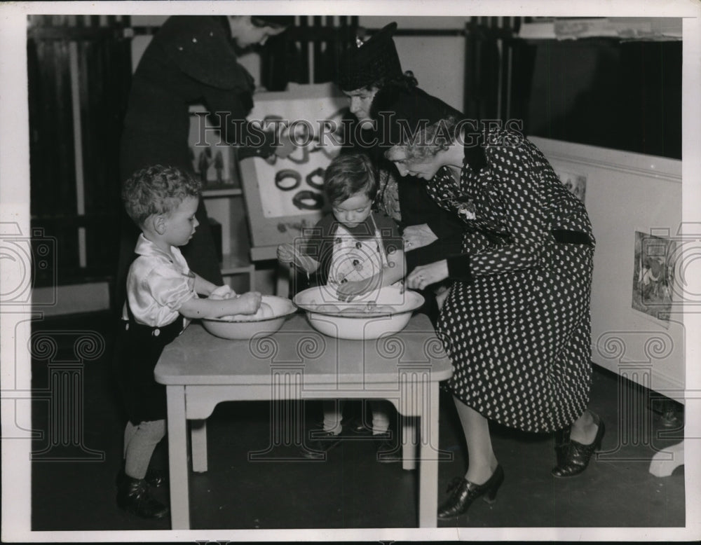1937 Press Photo New York Mrs Philip Stimson shows boy how to wash sister NYC