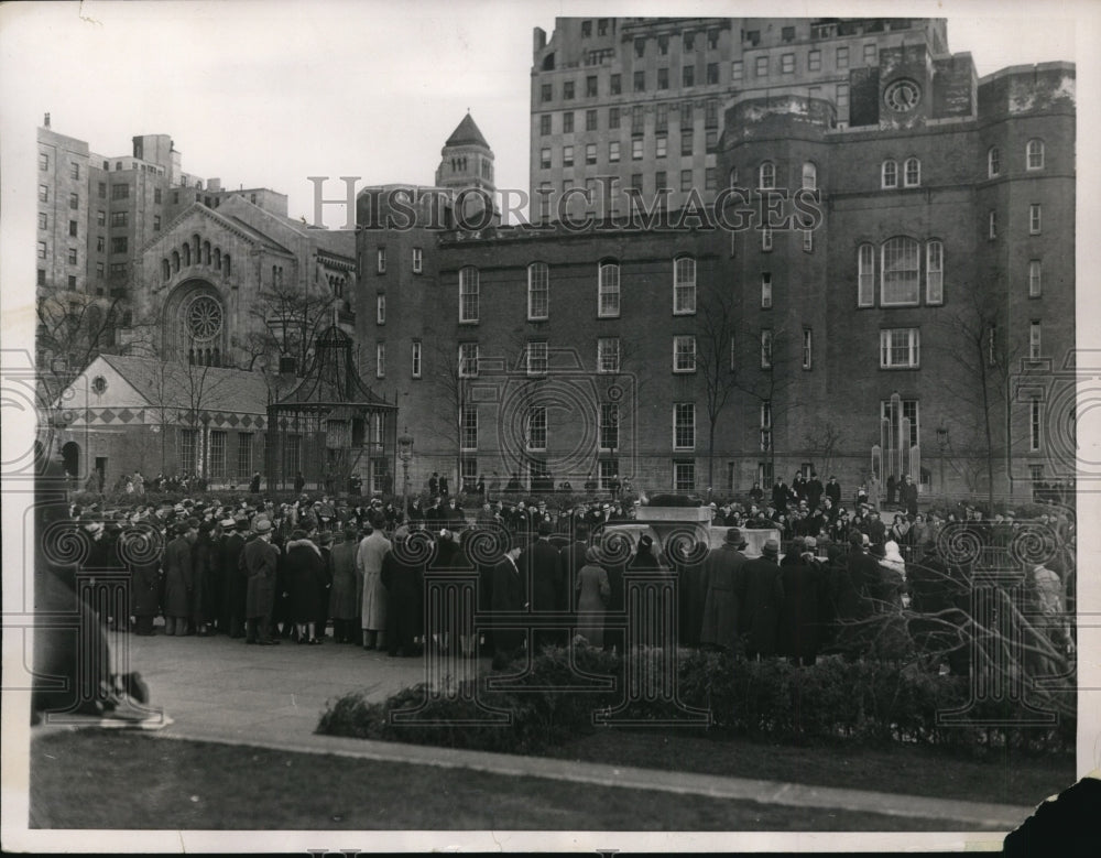 1933 Press Photo New York Crowd at Central Park Zoo NYC- Historic Images
