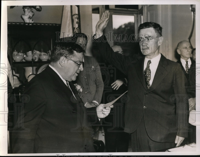 Load image into Gallery viewer, 1936 Press Photo New York Mayor LaGuardia &amp; Brig Gen John Robb in NYC
