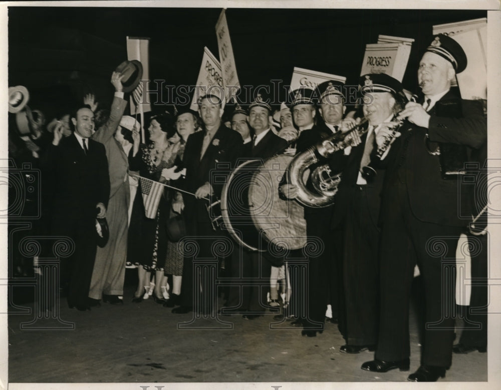 1936 Press Photo Delegates off to Cleveland for Convention NYC - neny11723