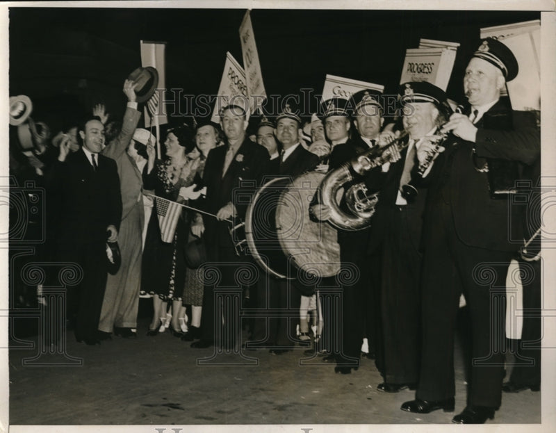 Load image into Gallery viewer, 1936 Press Photo Delegates off to Cleveland for Convention NYC - neny11723
