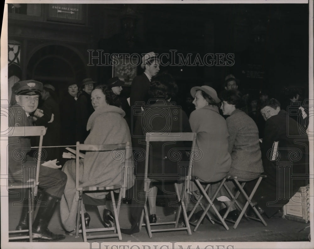 1936 Press Photo New York Carnegie Hall People in Camp Chairs NYC - neny11756