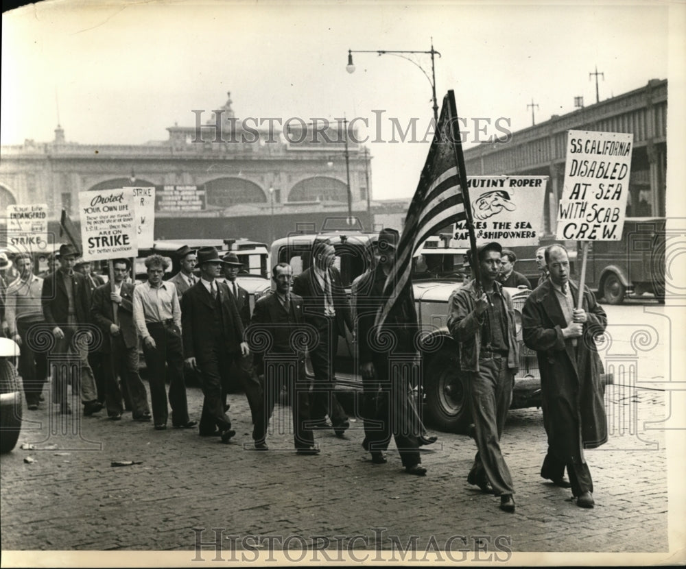 1936 Press Photo New York Seamen Picket Disabled Liner California NYC