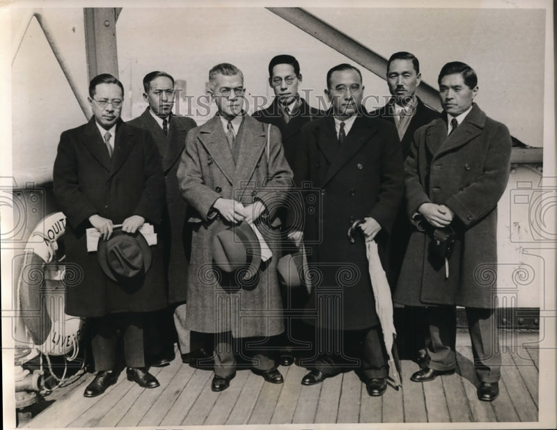 Load image into Gallery viewer, 1936 Press Photo New York Men Arriving on Aquitania NYC - neny11792
