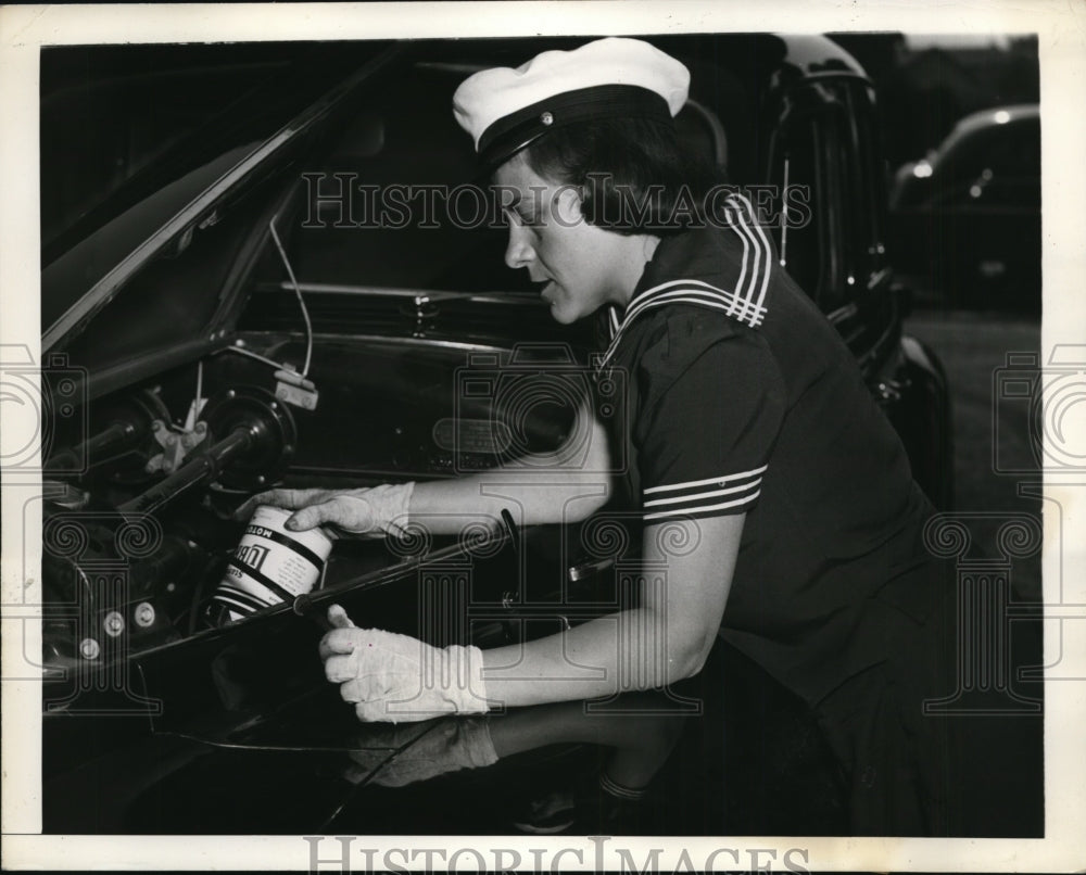 1941 Press Photo Freeport LI Mrs Jerry Brown works as station attendant FLI