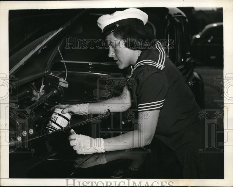 Load image into Gallery viewer, 1941 Press Photo Freeport LI Mrs Jerry Brown works as station attendant FLI

