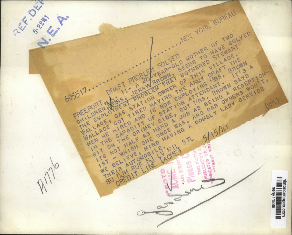 1941 Press Photo Freeport LI Mrs Jerry Brown works as station attendant FLI