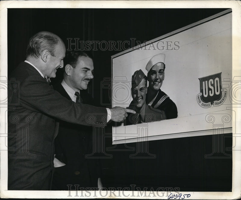 Load image into Gallery viewer, 1941 Press Photo New York DA Thomas Dewey United Service Org chair NYC
