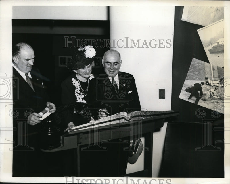 Load image into Gallery viewer, 1941 Press Photo New York Gov. Herbert Lehman at Press Photographers Show NYC
