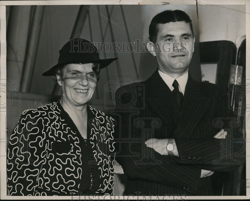 Load image into Gallery viewer, 1937 Press Photo New York Capt Wildeman Hitler's Chief &amp; His Wife NYC
