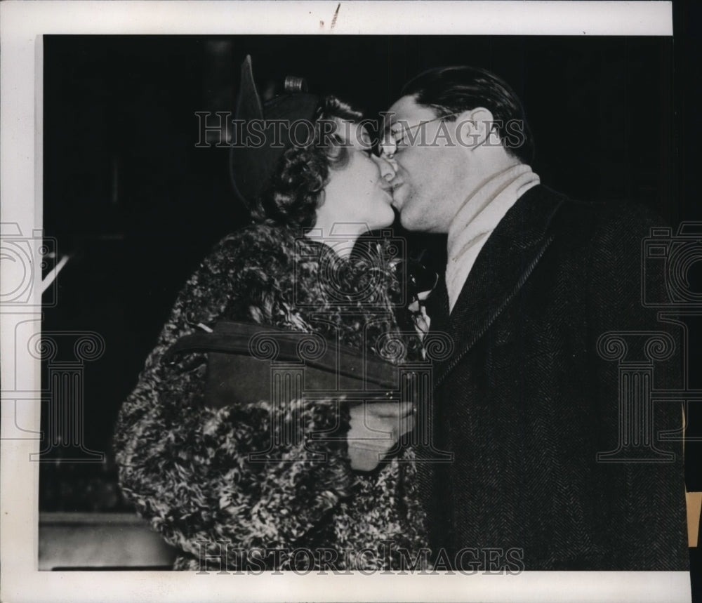 1937 Press Photo New York Backstage Romance at the Radio City Music Hall NYC- Historic Images