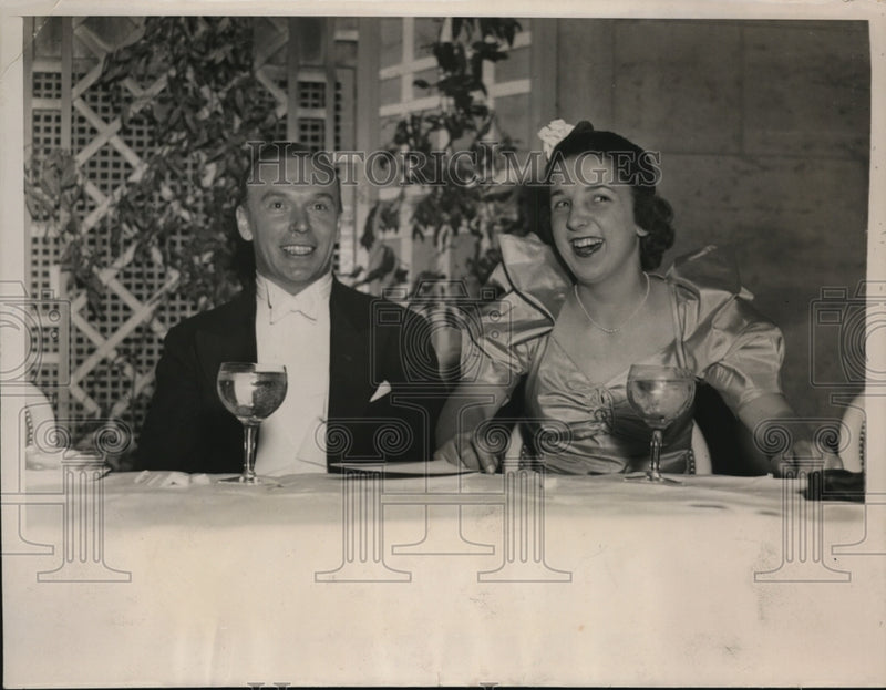 Load image into Gallery viewer, 1937 Press Photo New York Ms Marion Burbank &amp; Count Sienianski Dine at Hotel
