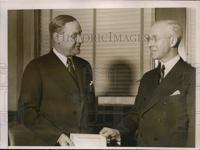 Load image into Gallery viewer, 1937 Press Photo News Photo New York City receives Stock Proceeds NYC
