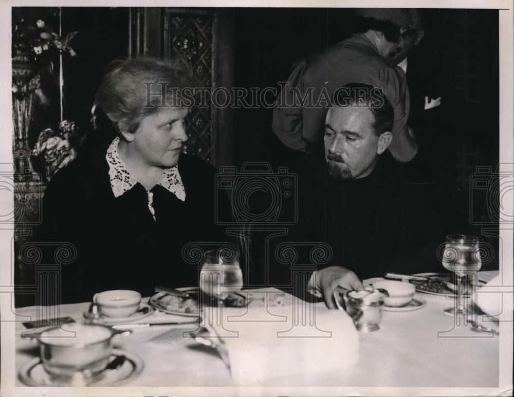 1937 Press Photo New York Dr Elizabeth Lynsky dines with Father Cypriany NYC