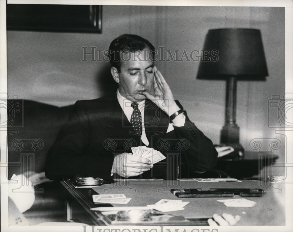 1937 Press Photo Howard Schenken looks over his cards - neny12282- Historic Images